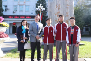 北京市朝陽區(qū)北外同文外國語學校師生合影