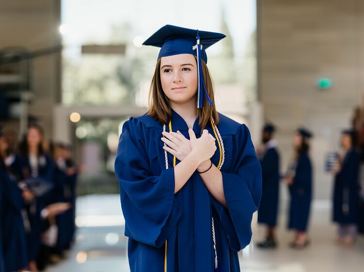 北京愛迪國際學(xué)?？诒趺礃? /></p>

<h3>師資力量：外教+海歸，配置夠不夠硬？</h3>
<p>師資層面，愛迪以外教、海歸教師為主，教學(xué)經(jīng)驗多元；普通學(xué)校教師多為國內(nèi)師范背景，風(fēng)格偏傳統(tǒng)。愛迪外教占比高，能營造沉浸式英語環(huán)境（如科學(xué)課用英語講解物理原理），但也有家長吐槽個別外教流動性大——上周我朋友就遇到孩子適應(yīng)期換老師的情況，“鴨梨山大”時師資穩(wěn)定性需留意。

<h3>升學(xué)&出國率：愛迪的“戰(zhàn)果”拿得出手嗎？</h3>
<p>升學(xué)是家長關(guān)注的核心。愛迪畢業(yè)生多走向英、美、加等國名校（如倫敦藝術(shù)大學(xué)、悉尼大學(xué)），升學(xué)指導(dǎo)從高一便規(guī)劃留學(xué)方向（含文書、背景提升輔導(dǎo)）；普通學(xué)校則聚焦國內(nèi)高考，目標(biāo)為清北復(fù)交等院校。不過留學(xué)存在不確定性，曾有學(xué)生因活動經(jīng)歷不足被夢校拒絕，屬實破大防了。<p><img src=